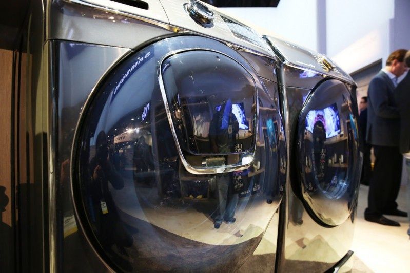 Samsung przedstawia innowacyjną pralkę z dodatkowymi drzwiami i potężnego robota sprzątającego