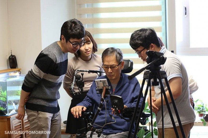 Aplikacja DOWELL firmy Samsung pomaga w używaniu smartfonów osobom z niepełnosprawnością kończyn górnych