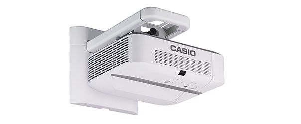 Nowy, krótkoogniskowy projektor Casio - sterowany smartfonem i wyposażony w wewnętrzną pamięć