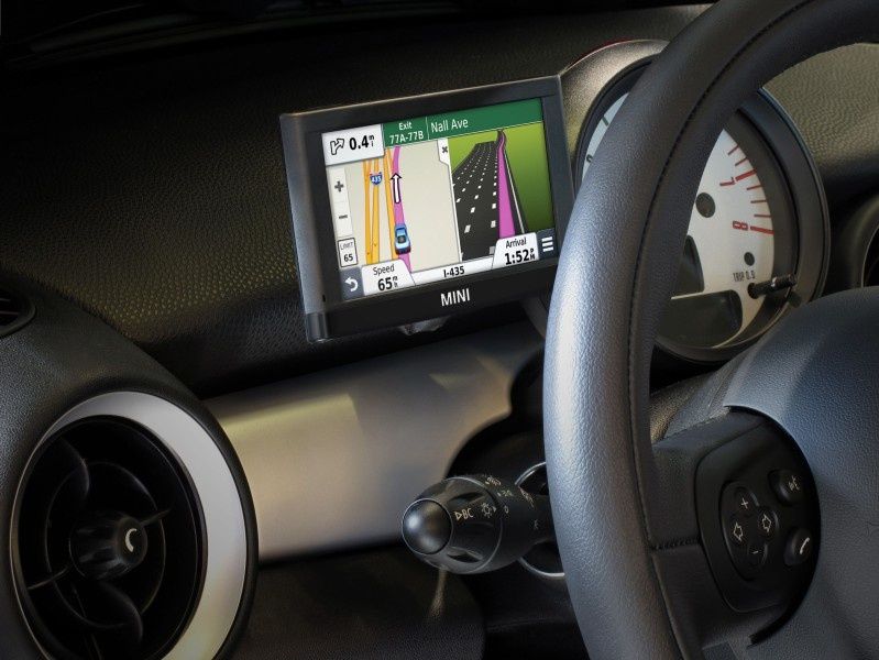 Dedykowany system nawigacji Garmin dla kultowych samochodów MINI
