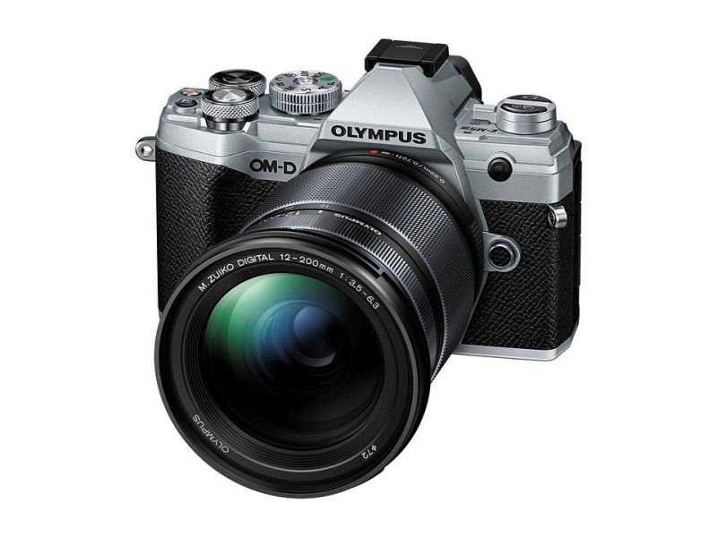 Olympus oficjalnie prezentuje nowy model aparatu z wbudowaną pięcioosiową stabilizacją obrazu