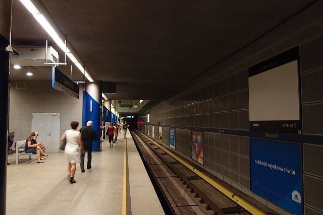 Projektory Epson w warszawskim metrze - wyświetlają reklamy