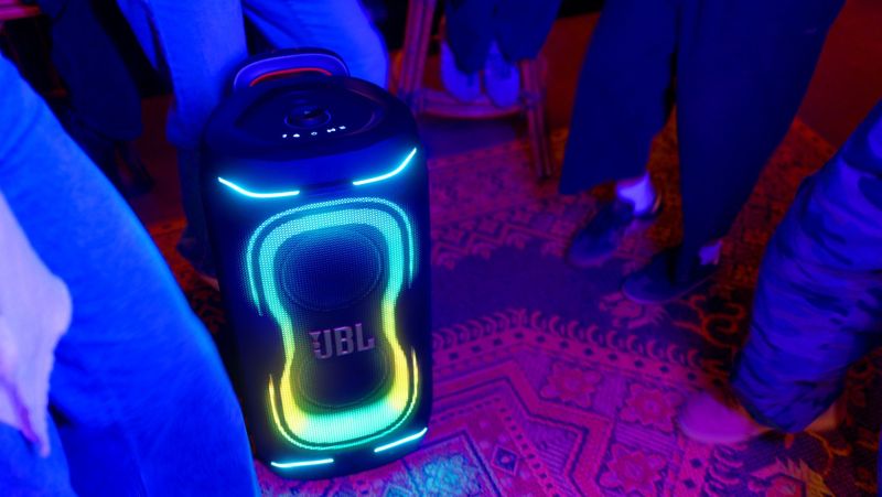 JBL PartyBox 330 – jeszcze więcej mocy, mobilności i inteligentnych funkcji na każdą imprezę