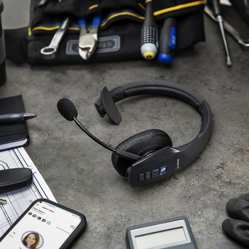 BlueParrott przedstawia bezprzewodowe zestawy słuchawkowe do użytku z Microsoft Teams Walkie Talkie.