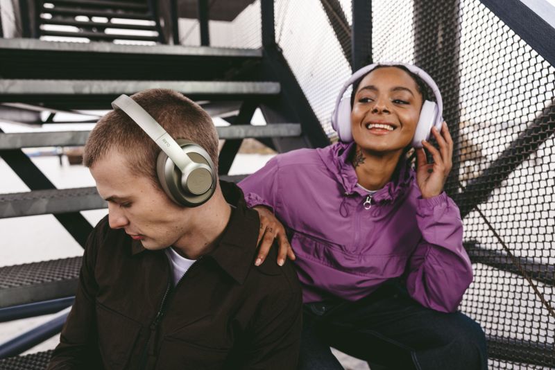Wygoda priorytetem! Zabierz na wycieczkę słuchawki - najlepiej takie, które grają 100 godzin na jednym ładowaniu baterii