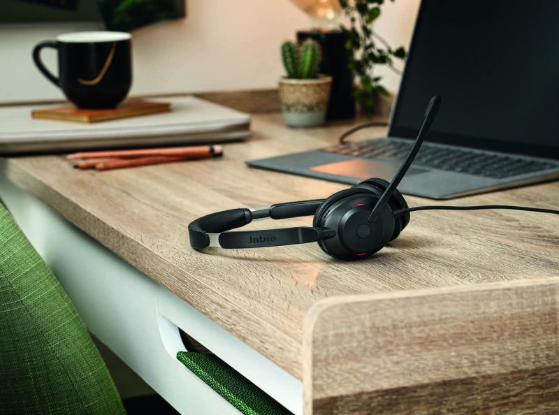 Jabra wprowadza do oferty lekki, przenośny, niedrogi i komfortowy zestaw słuchawkowy Evolve2 30 do produktywnej pracy
