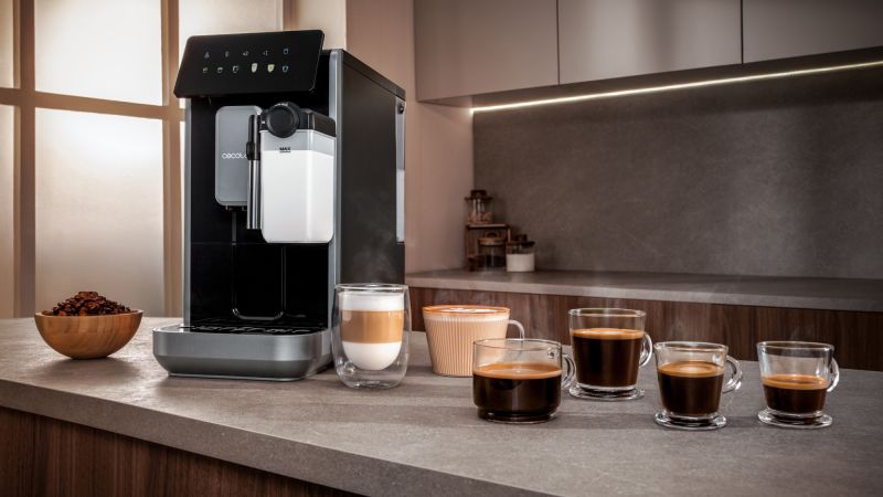 Nawet 20 g świeżo mielonej kawy na porcję, a tylko 18 cm szerokości. Premiera ekspresu Cecotec Cremmaet Lungo Latte