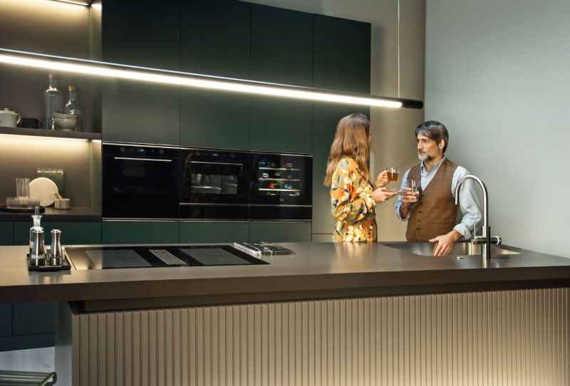 Płyta indukcyjna zintegrowana z okapem. Jak działa, do jakiej kuchni pasuje i co sprawdzić przed zakupem.