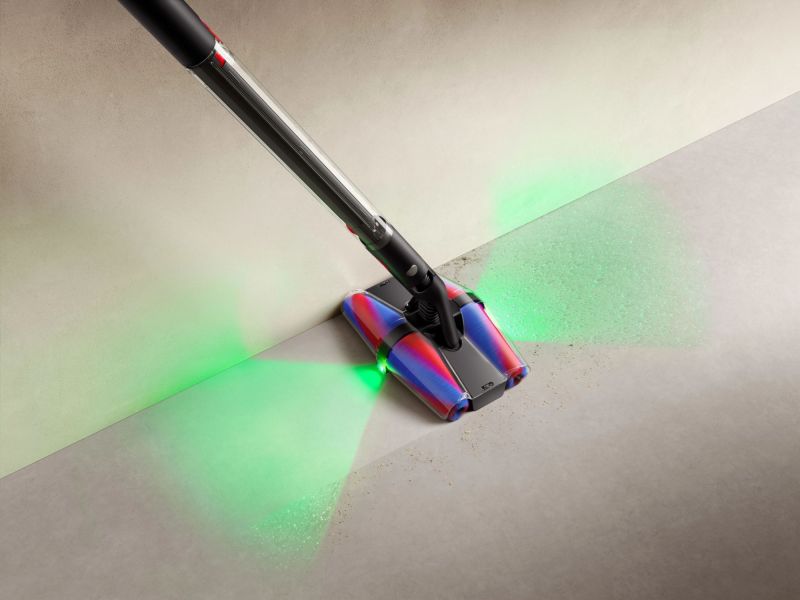 Przedstawiamy najcieńszy odkurzacz świata* – 38-milimetrowy Dyson PencilVacTM z pierwszą stożkową elektroszczotką, która usuwa nawet długie włosy