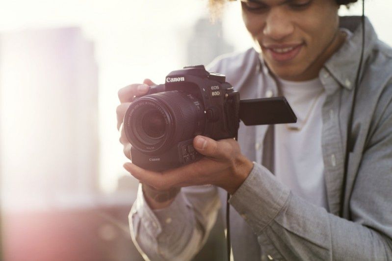 Lustrzanka Canon EOS 80D  i obiektyw EF-S 18-135mm f/3,5-5,6 IS USM 