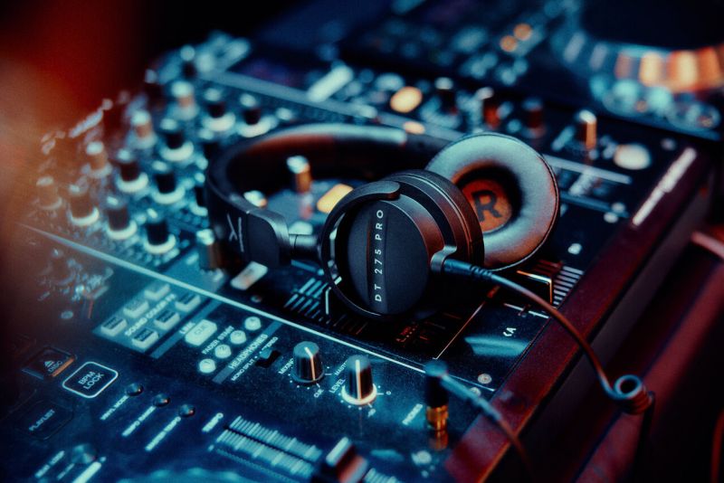 Niezawodne audio w wymagających warunkach – beyerdynamic wprowadza nowy model DT 275 PRO